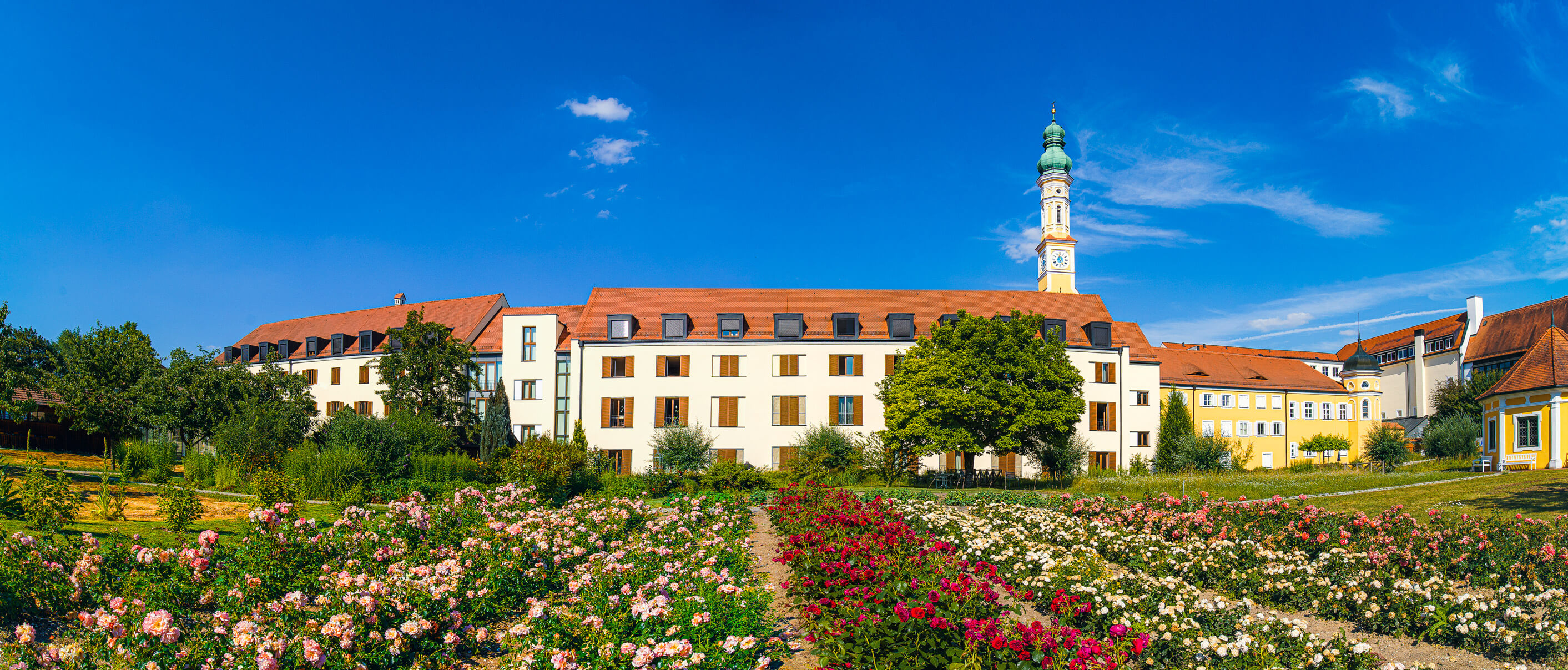 Blick vom Klostergarten auf die Abtei Seligenthal in Landshut