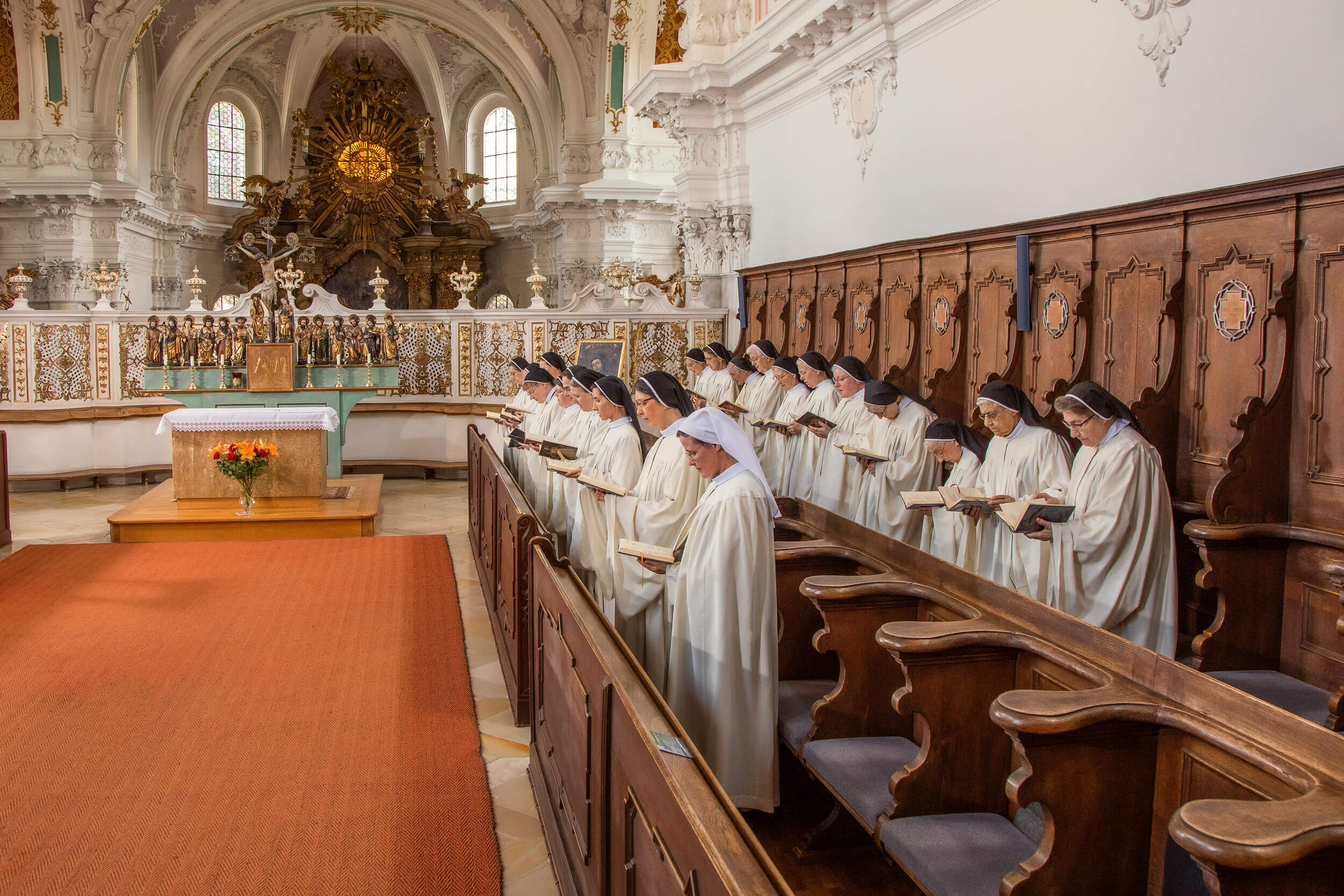 Schwestern im Chorgebet in der Abteikirche Seligenthal