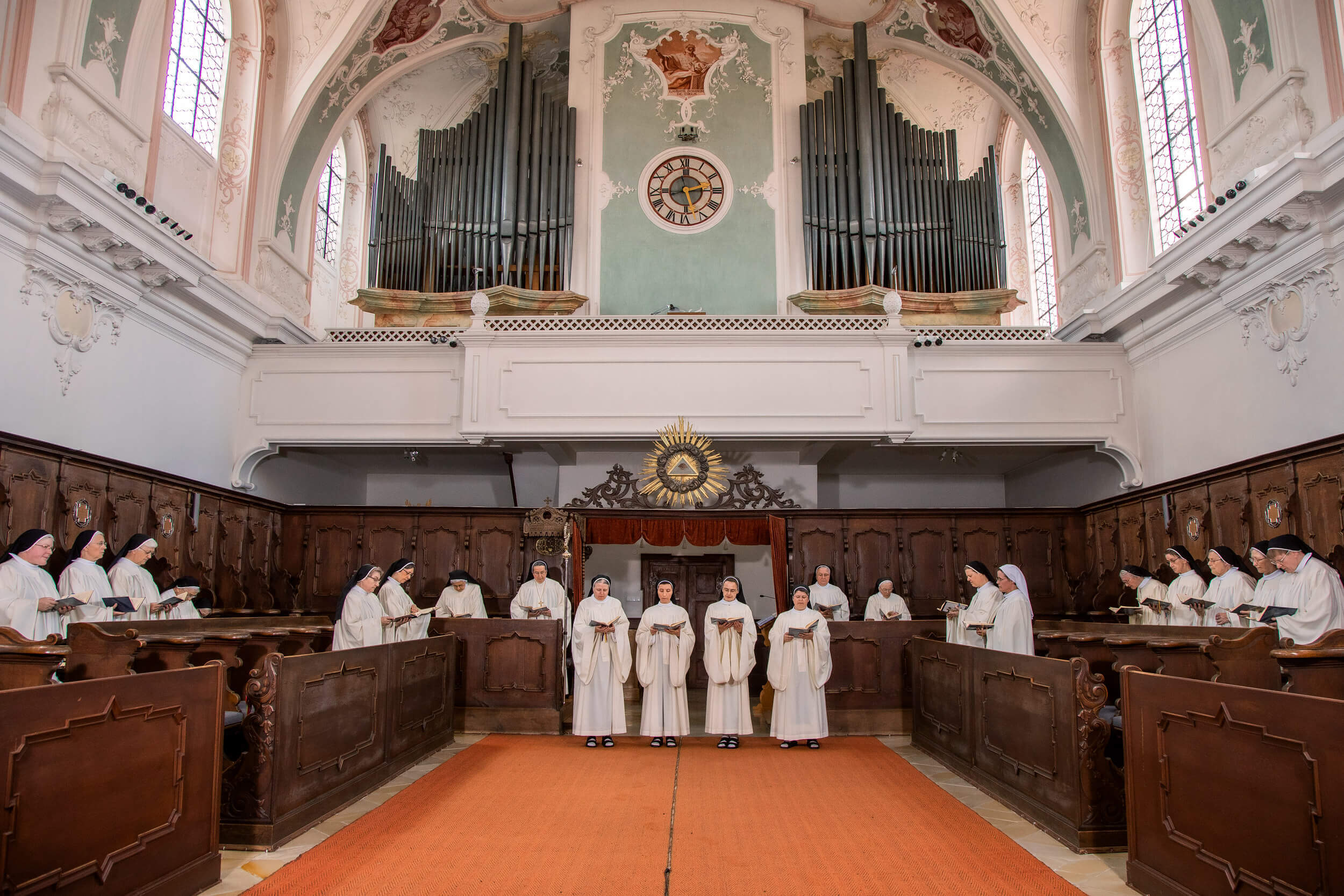 Schwestern-Schola im Nonnenchor der Abteikirche Seligenthal