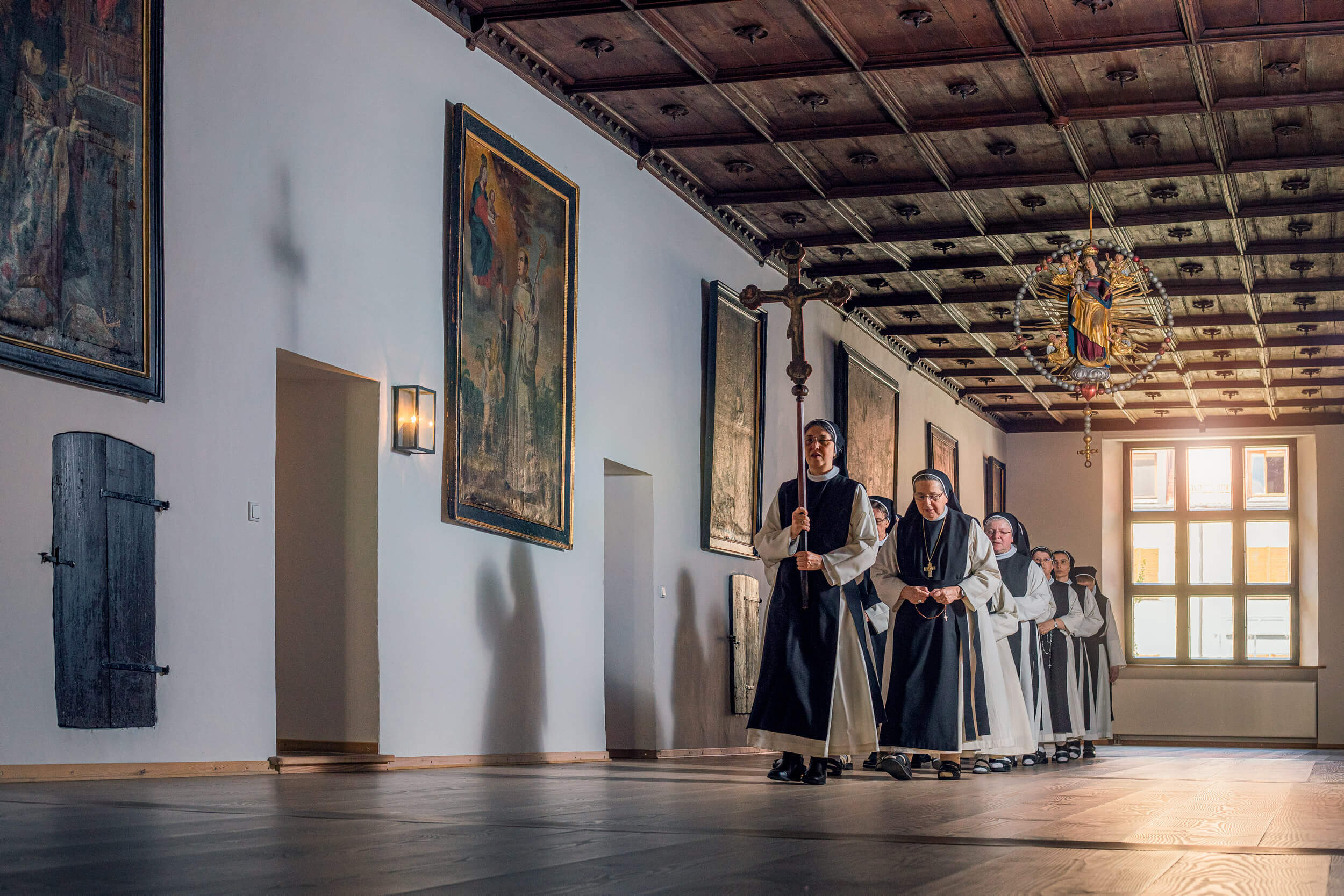 Schwestern der Abtei Seligenthal bei der Rosenkranzprozession
